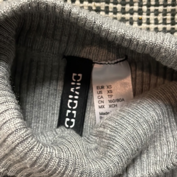 H&M Lightweight Sweater Keyhole Mock Neck Top - Picture 6 of 6